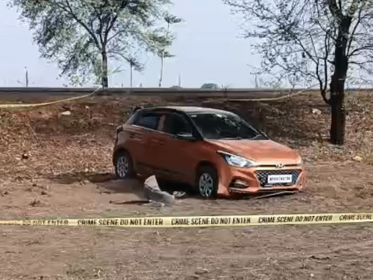 कार सड़क से करीब 10 फीट नीचे खेत में खड़ी मिली। यह आगे से क्षतिग्रस्त है.