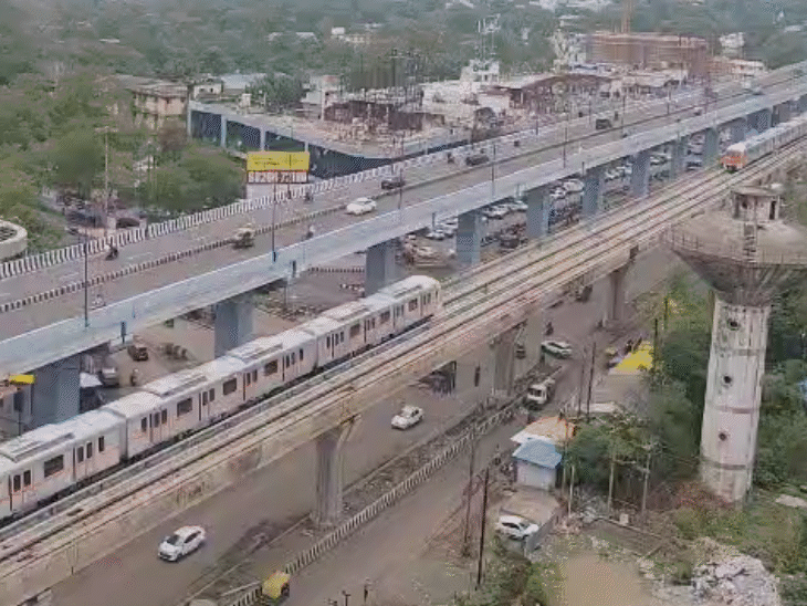 यह तस्वीर पिछले महीने की है, जब कमिश्नर मेट्रो रेल सेफ्टी टीम के निरीक्षण के दौरान दोनों मेट्रो आमने-सामने आ गई थीं