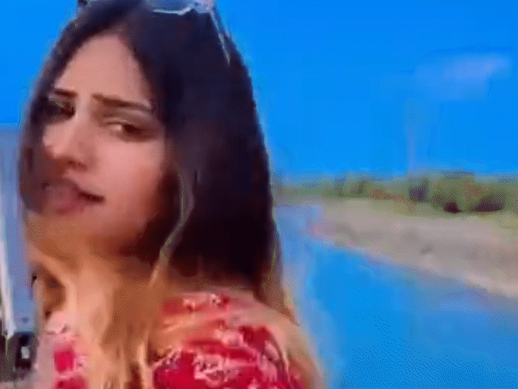 वीडियो में चश्मा लगाए युवती हाथ में पिस्टल लहराती दिख रही है।