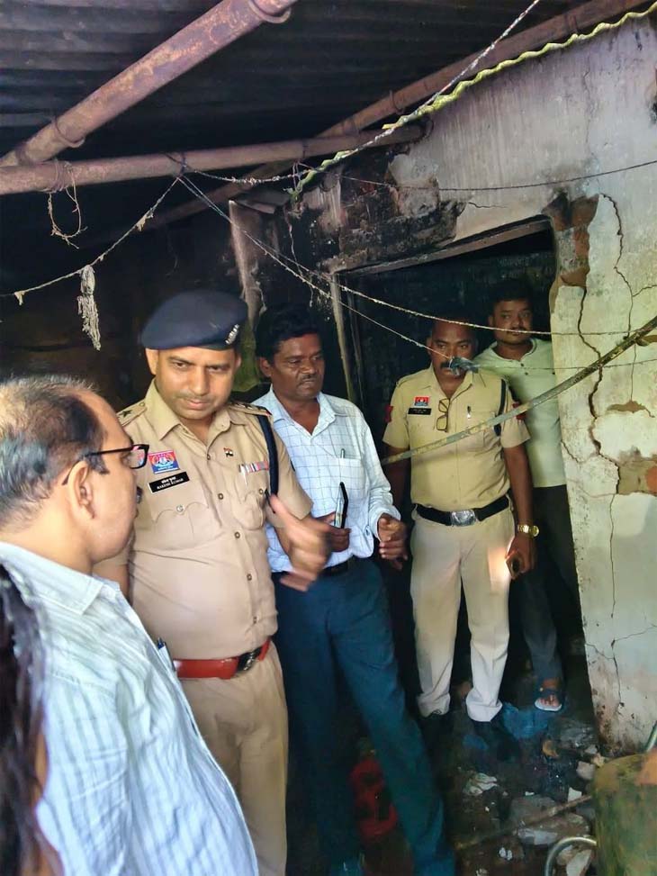 घटना के बाद पुलिस व फारेसिंक टीम मौके पर जांच करने पहुंची