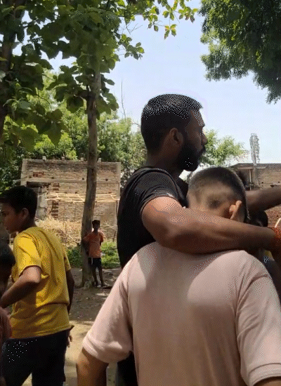 राजू ने हमें बताया कि किस तरह से थानेदार ने भरत के कंधे पर हाथ रखा और फिर कमर से धक्का मारकर गिराया।