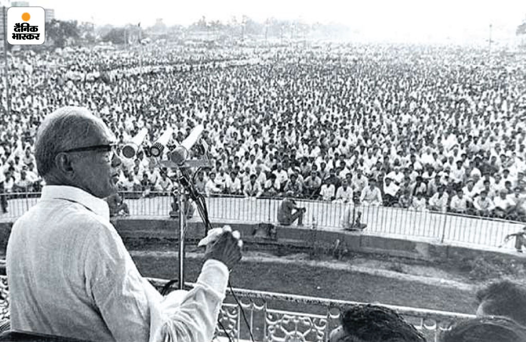 25 जून 1975 को नई दिल्ली में रामलीला मैदान में लोगों को संबोधित करते जयप्रकाश नारायण।