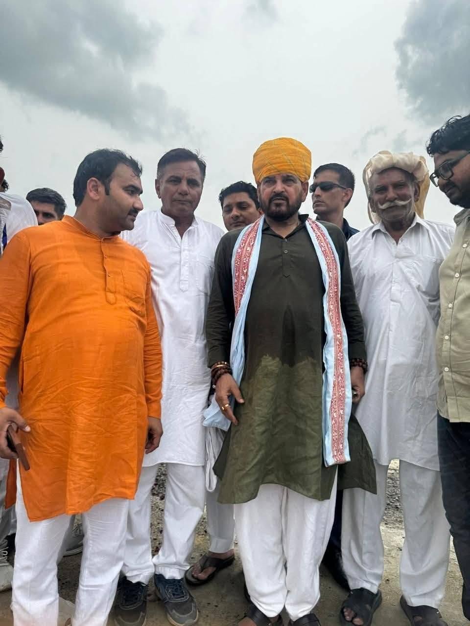 यूपी के पूर्व सांसद बृजभूषण शरण सिंह के साथ सोमेश कुमार।
