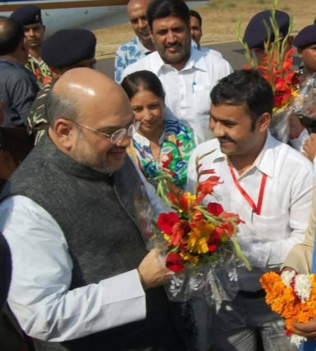 गृहमंत्री अमित शाह को बुके देता सोमेश कुमार।