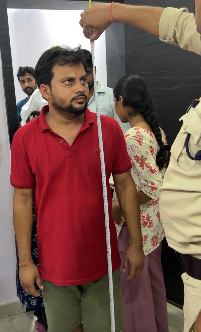 रविकांत मौर्य की हाइट नापती पुलिस।