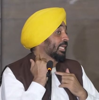 सीएम ने प्रेस कॉन्फ्रेंस के दौरान अपने गले का निशान दिखाया। उन्होंने कहा कि वीडियो वाले व्यक्ति के गले में ऐसा निशान नहीं है।
