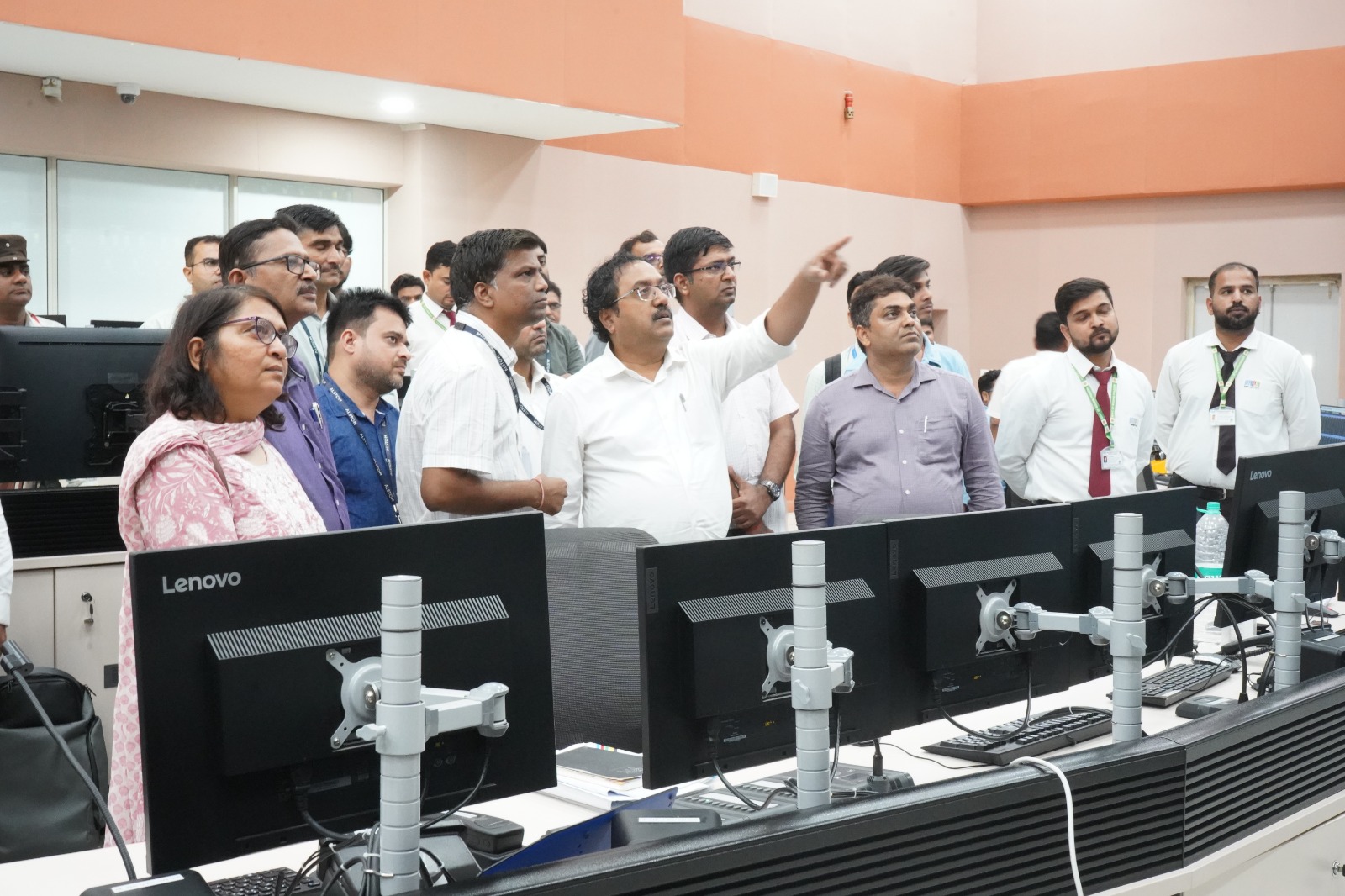 25 जून को सुभाष नगर मेट्रो डिपो स्थित ऑपरेशन कंट्रोल सेंटर और डिपो कंट्रोल सेंटर का निरीक्षण करते अधिकारी।