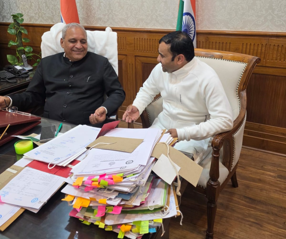हरियाणा के पीडब्ल्यूडी मंत्री के साथ सफेद कपड़ो में सोमेश कुमार।