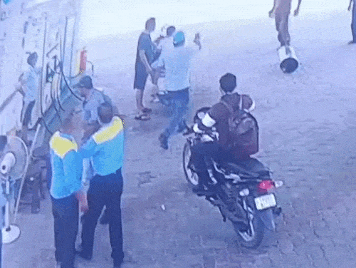 पेट्रोल डलवाने के बाद पैसा न देने पर हुआ हंगामा।