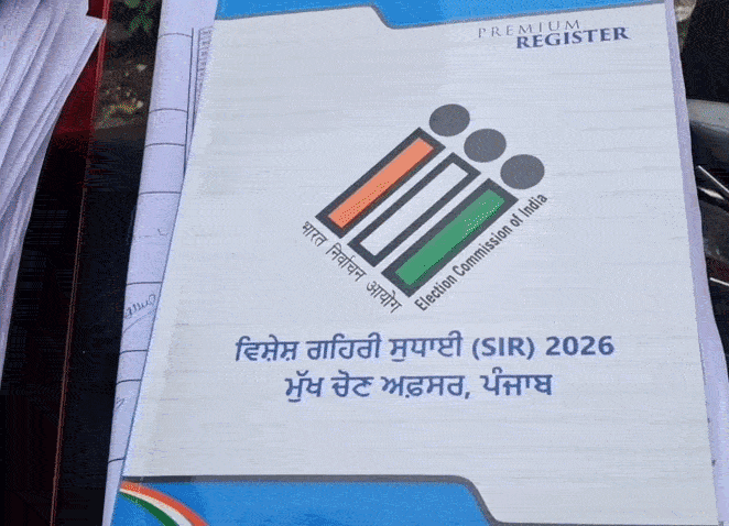 शहर में लोगों के घरों में जाकर एन्यूमरेशन फॉर्म भरते बीएलओ।