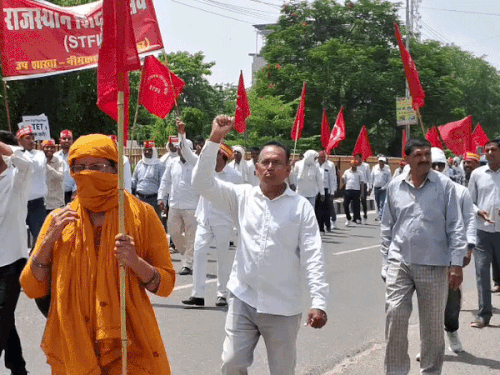 टीचर्स की विभिन्न यूनियन ने मांगों को लेकर आक्रोश रैली निकाली।