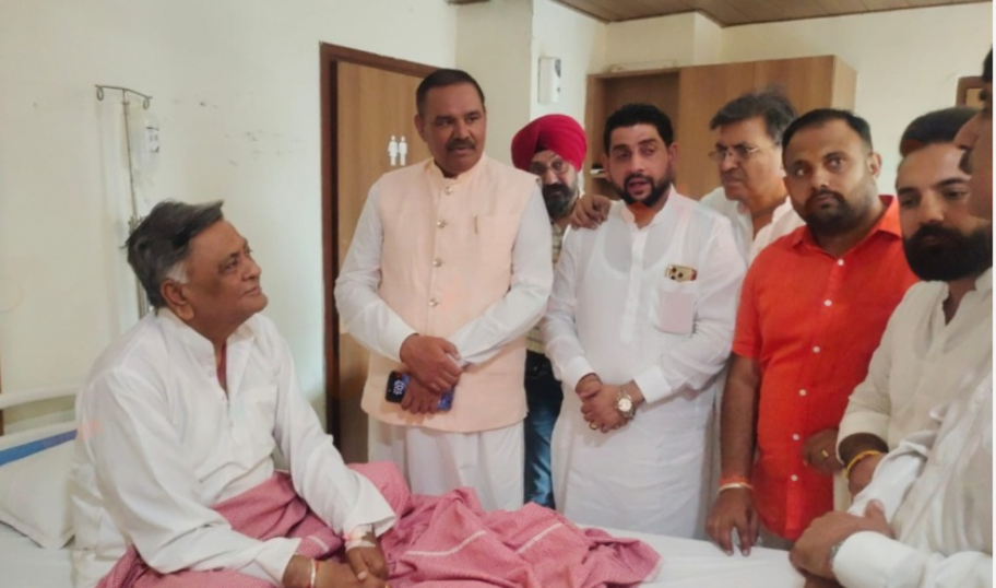 मनोरंजन कालिया से मिलते विजय सांपला।