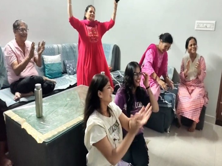 टोंक जय मूंदड़ा को विकेट मिलनेके बाद जय के घर पर उनके परिजन जश्न मनाते हुए ।