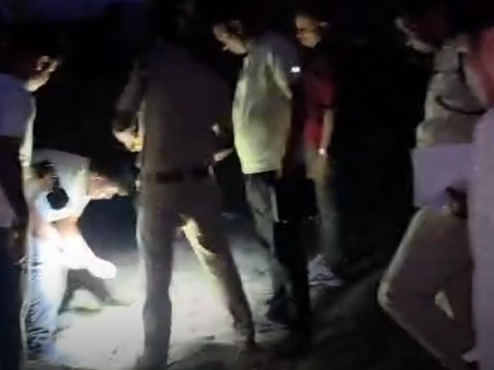 मौके पर जांच पड़ताल करती पुलिस।