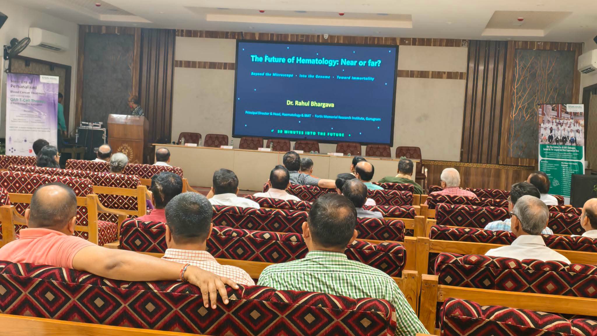 कार्यक्रम में मौजूद डॉक्टरों ने CAR-T Cell Therapy और आधुनिक चिकित्सा तकनीकों पर विशेषज्ञ व्याख्यान को गंभीरता से सुना।