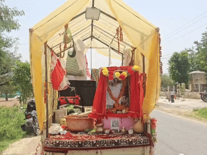 बाबा ने अपना सामान एक गाड़ी में रखा है।