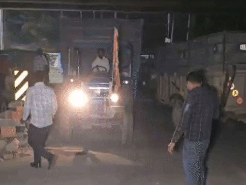 रात को करनाल मंडी आती धान के किसान से पूछताछ करते मंडी कर्मचारी।