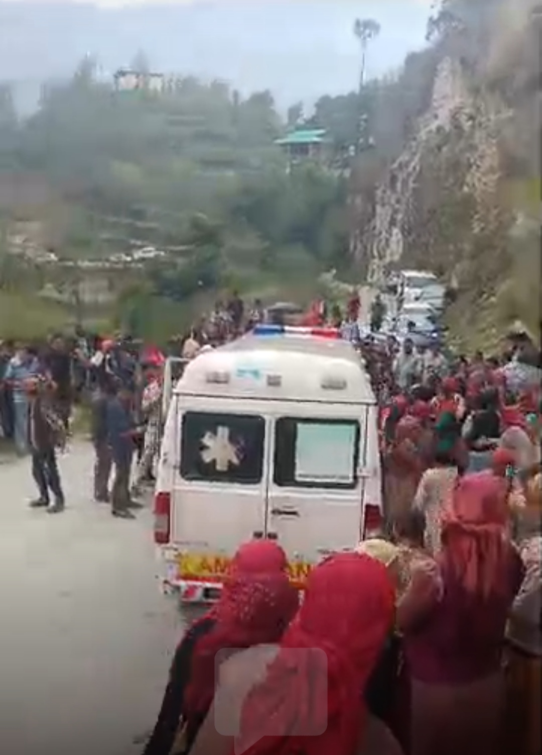 रामपुर के काशापाठ में घटनास्थल पर पहुंची एंबुलेंस और मौके पर जुटी भीड़।