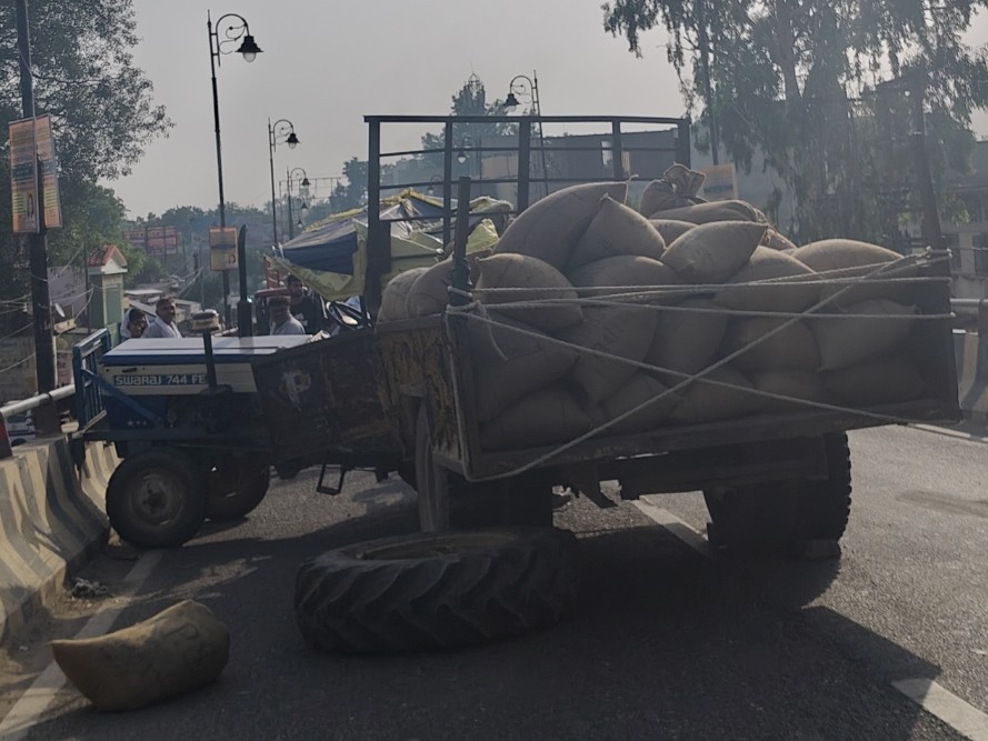 Jam Akash Rasool Hathras Tractor Accident | Overbridge Axle Break, Traffic Jam, Akash ...