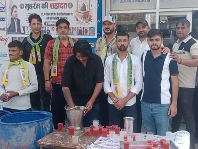 मोहर्रम के अवसर पर राष्ट्रीय लोकतांत्रिक पार्टी (आरएलपी) के पदाधिकारियों और कार्यकर्ताओं ने नई सड़क क्षेत्र में शरबत सेवा शिविर लगाया।
