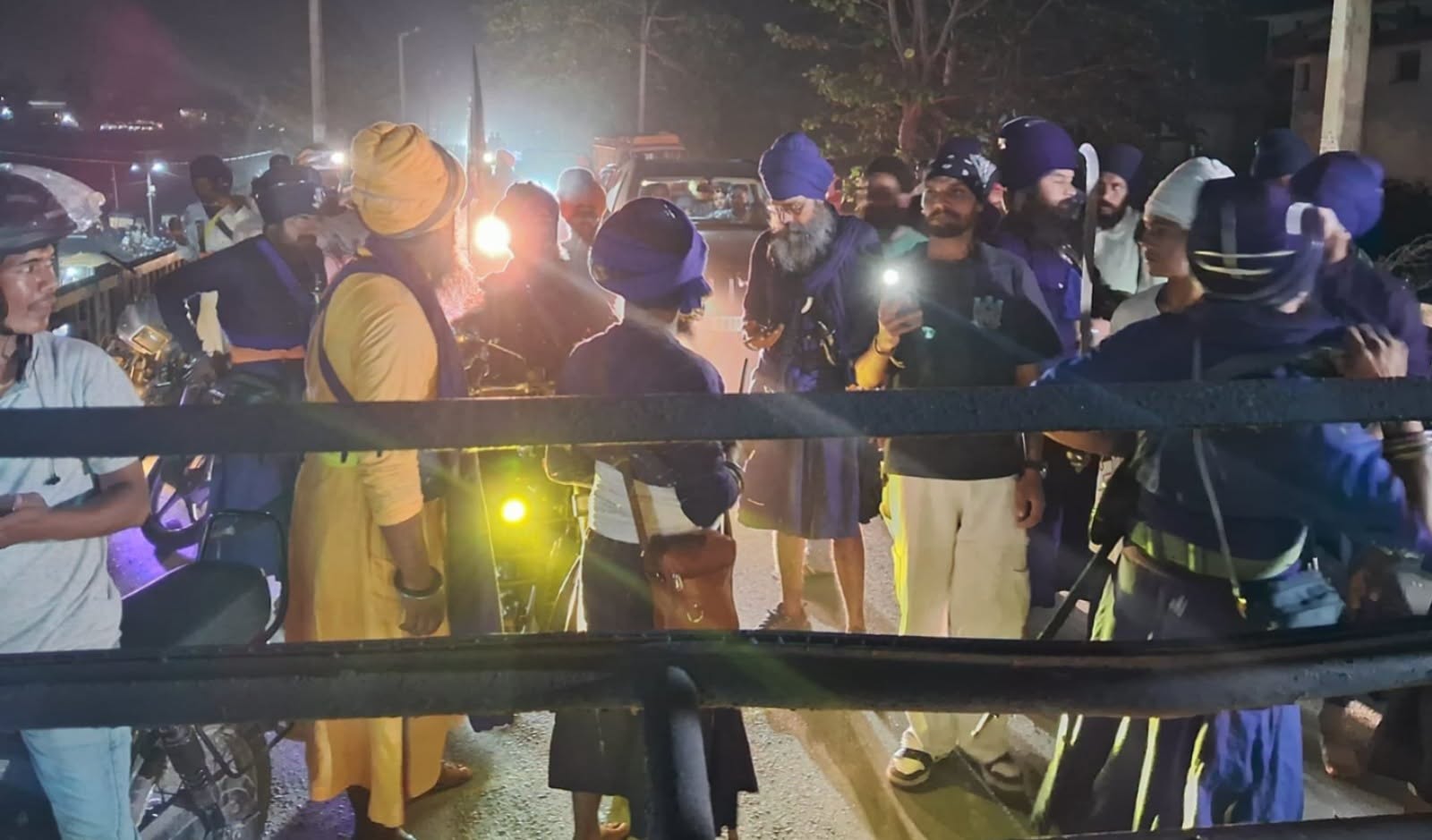 लेट नाइट बॉर्डर पर निहंग सिंह।