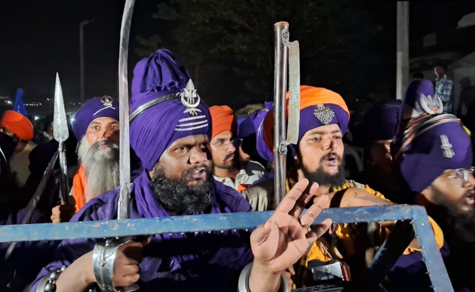 कुल्हाल में पहुंचे निहंग पुलिस से बात करते हुए।