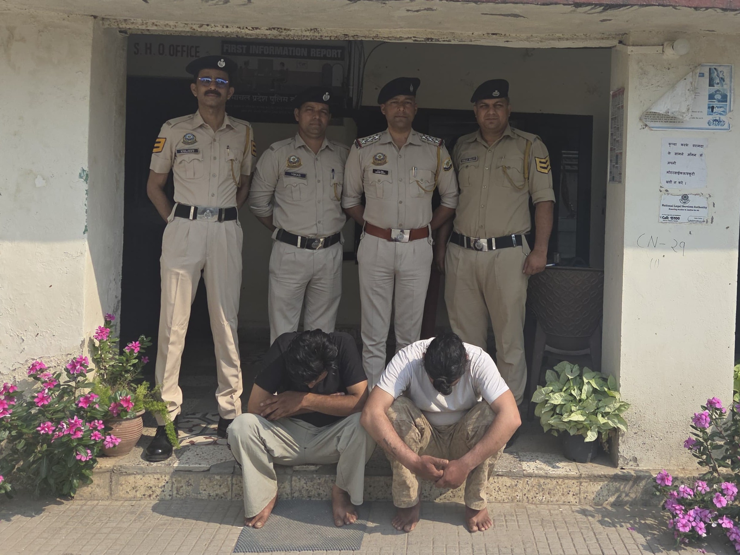 Himachal News: Gagal Police arrest Chitta peddlers | Kangra