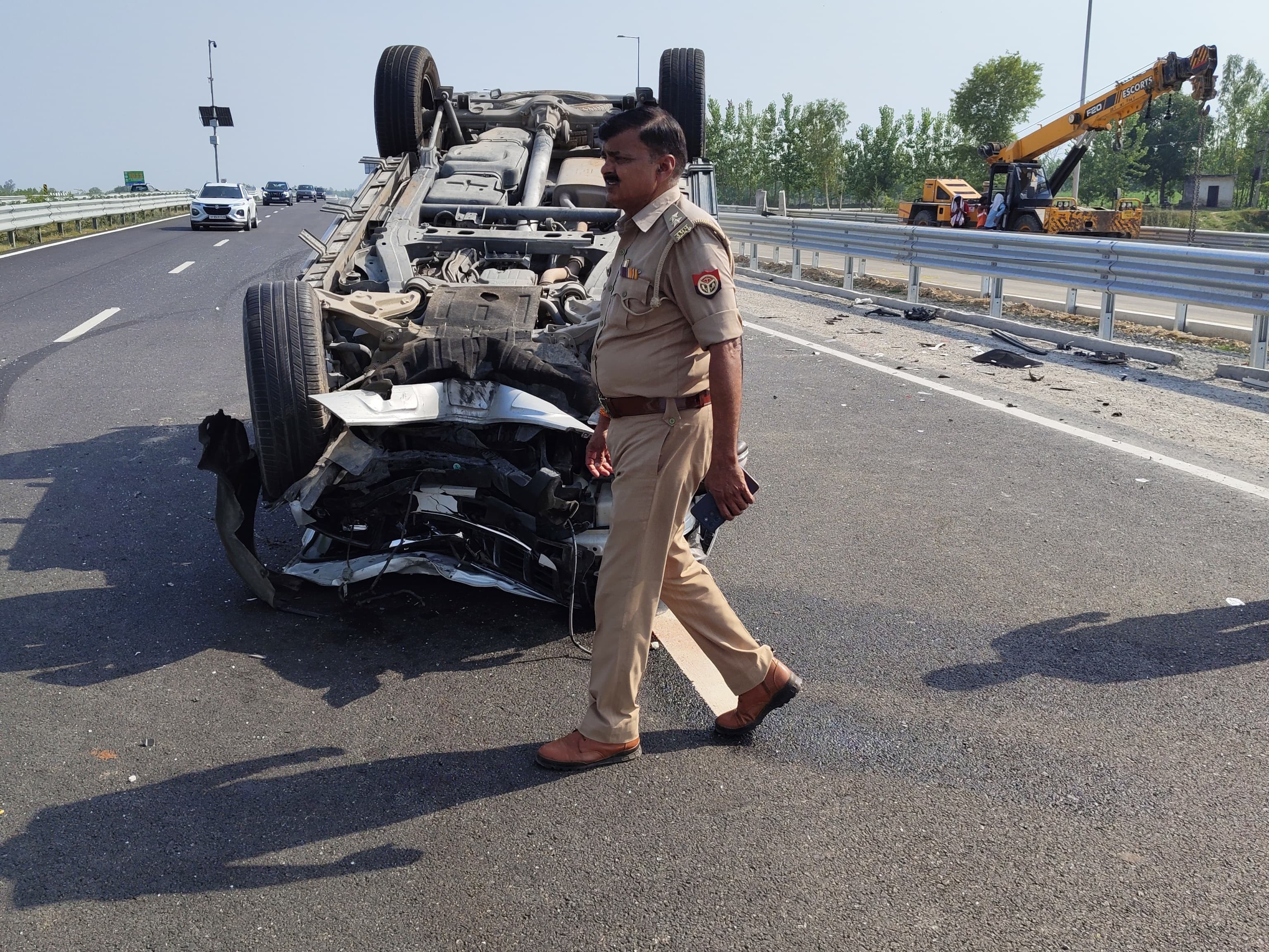 देहरादून-पंचकूला हाईवे पर पलटी पड़ी टियागो कार।