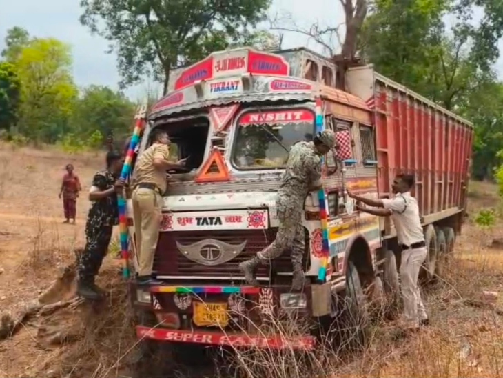 कोहका के पास पुलिस से बचने के चक्कर में ट्रक सड़क से नीचे उतरा।