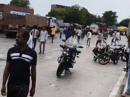 हादसे के बाद मौके पर अफरा-तफरी मच गई। लोग भागते हुए दिखाई दिए।