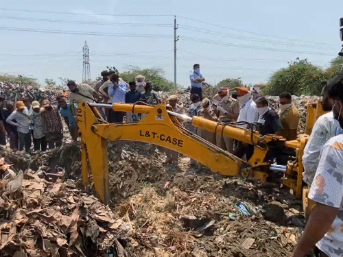 सीसीटीवी से खुलासा होने के बाद पुलिस ने बुलडोजर बुलाकर पहले खुदाई करवाई फिर शव बाहर निकाला।