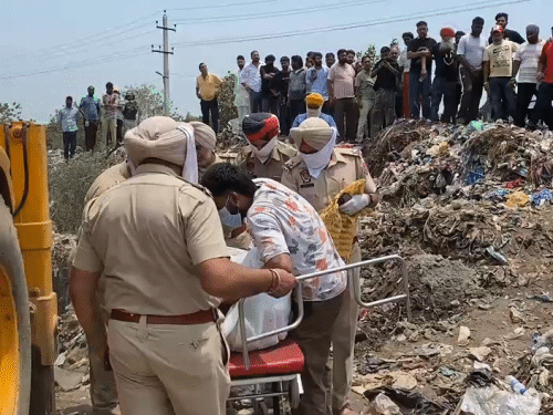 युवक का शव मिलने के बाद उसके पोस्टमॉर्टम के लिए ले जाती पुलिस।
