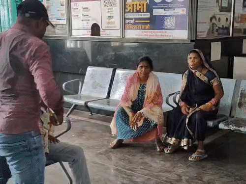 युवती के रिश्तेदार अस्पताल में मौजूद हैं, पुलिस मामले की जांच कर रही है।