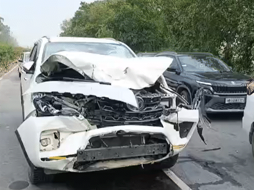 एक्सीडेंट में सांसद जयप्रकाश की गाड़ी का अगला हिस्सा पूरी तरह क्षतिग्रस्त हो गया।