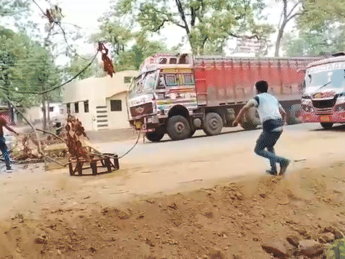 इसके बाद मानपुर क्षेत्र में भी बैरिकेड्स तोड़कर भागा।
