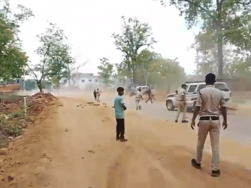 इस दौरान पुलिसकर्मी बाल-बाल बचे। पुलिस ने पीछा कर आरोपी को पकड़ा।