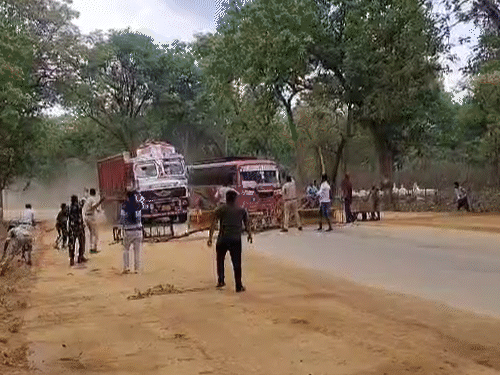 मोहला-मानपुर में 2 जगह ट्रक को रोकने की कोशिश की गई, लेकिन ड्राइवर बैरिकेड्स तोड़कर भाग गया। - Dainik Bhaskar