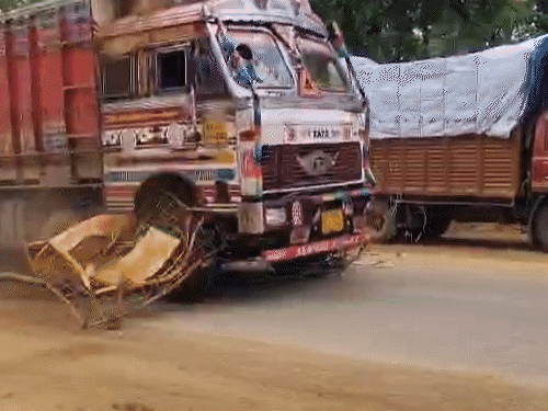 मोहला क्षेत्र में नाकेबंदी तोड़कर भागता हुआ ट्रक चालक।