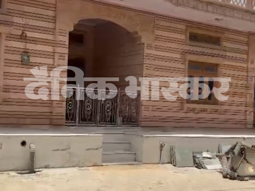 पलासनी गावात प्रवेश करताच चेतन चौधरीचे वडिलोपार्जित घर येते. याची देखभाल ताऊ गुणेशराम करत आहेत.