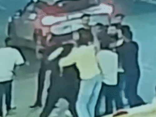 CCTV में गार्डन के बाहर मैनेजर को लात-धूसों से पीटते बदमाश - Dainik Bhaskar