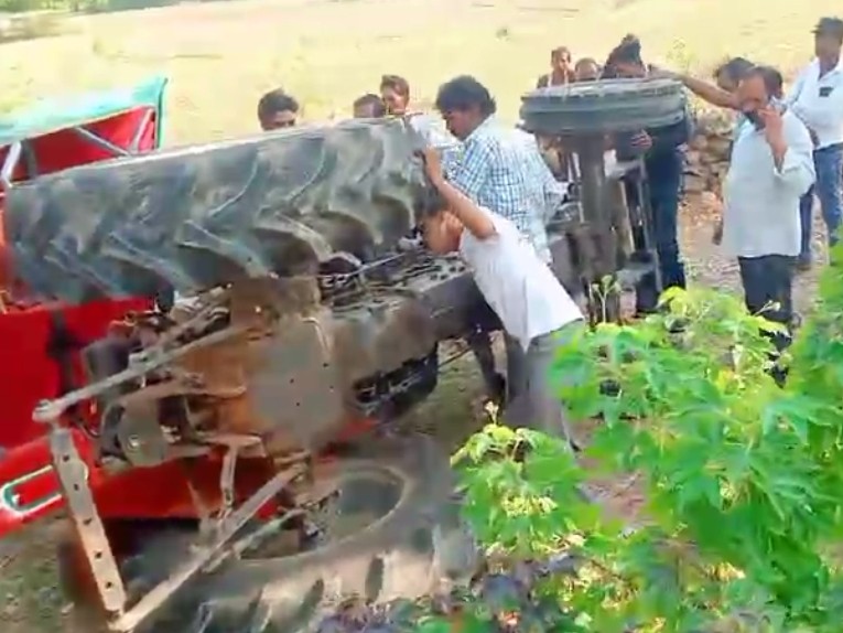 Lalitpur Accident: Tractor Trolley Overturns, 1 Woman Dead, 8 Injured
