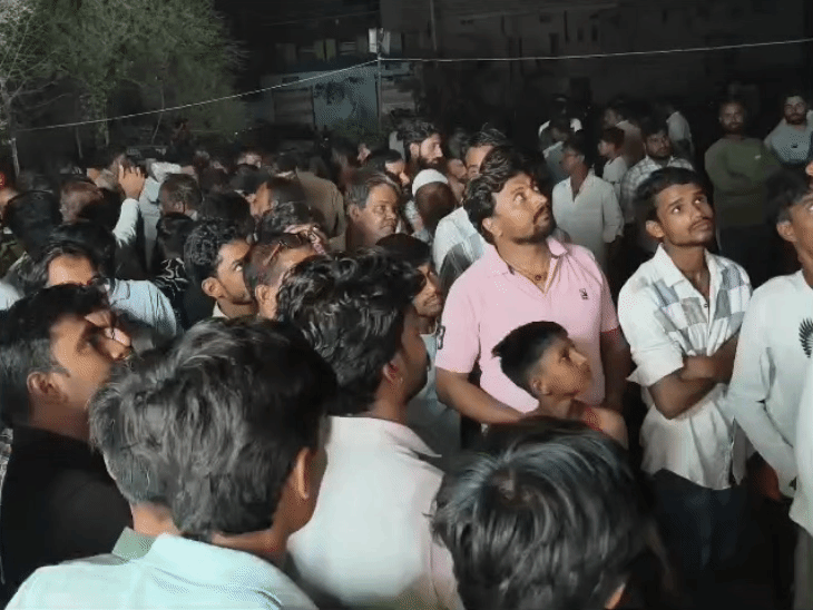 बताया गया है कि करीब 10 फीट ऊपर से हाईटेंशन लाइन गुजर रही है।