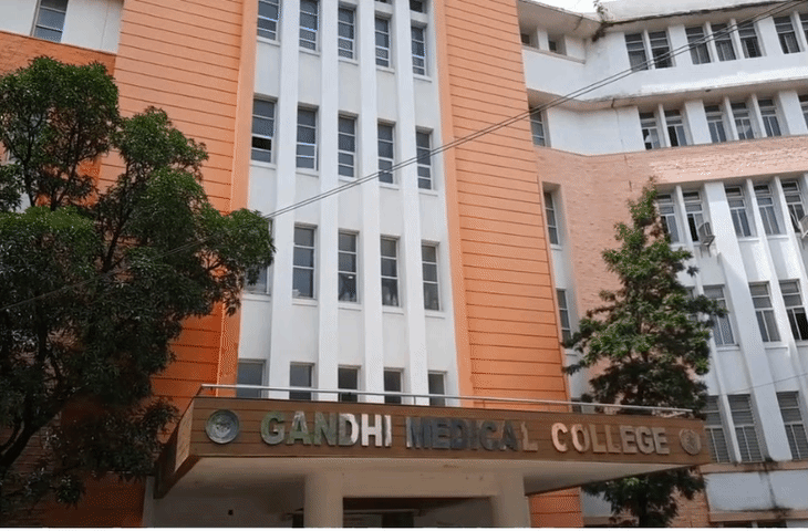 भोपाल मेडिकल कॉलेज में भी डॉक्टरों के पद खाली हैं।