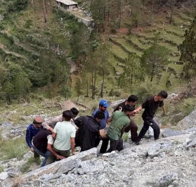 रामपुर के काशापाठ हादसे में मृतकों के शवों को निकालते हुए स्थानीय लोग।