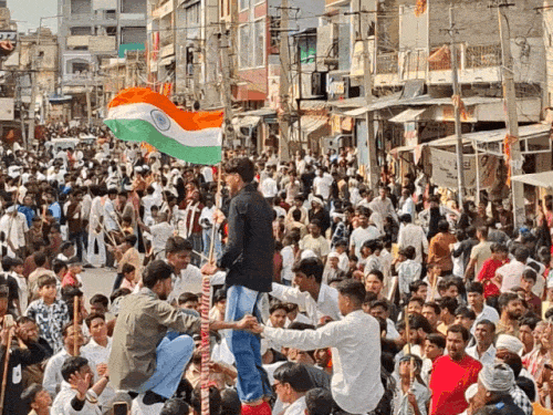 युवाओं ने पिरामिड बनाकर तिरंगा फहराया।