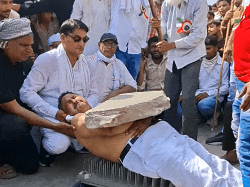 जाट बाजार में पहलवान पप्पू ने कीलों पर लेटकर करीब 50 किलो का पत्थर अपनी छाती पर तुड़वाया।