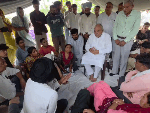 पंचकूला में HPSC भर्ती कैंडिडेट की बातें सुनते हुए पूर्व मुख्यमंत्री भूपेंद्र हुड्डा।