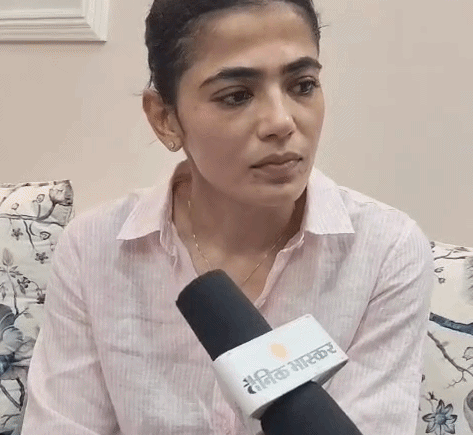 हॉकी प्लेयर सविता पूनिया जानकारी देते हुए