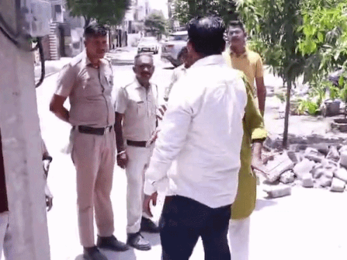 सेक्टर में दीवार हटाने के बाद टीम से उलझते रिटायर्ड एसडीओ