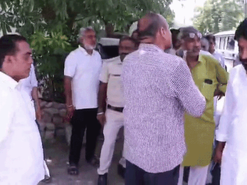 सेक्टर में उक्त व्यक्ति और पुलिस को शांत होने की कहते हुए सेक्टरवासी